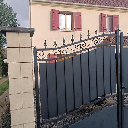 Maison Cheptainville Avec Terrasse Sur Verdure Exterior foto